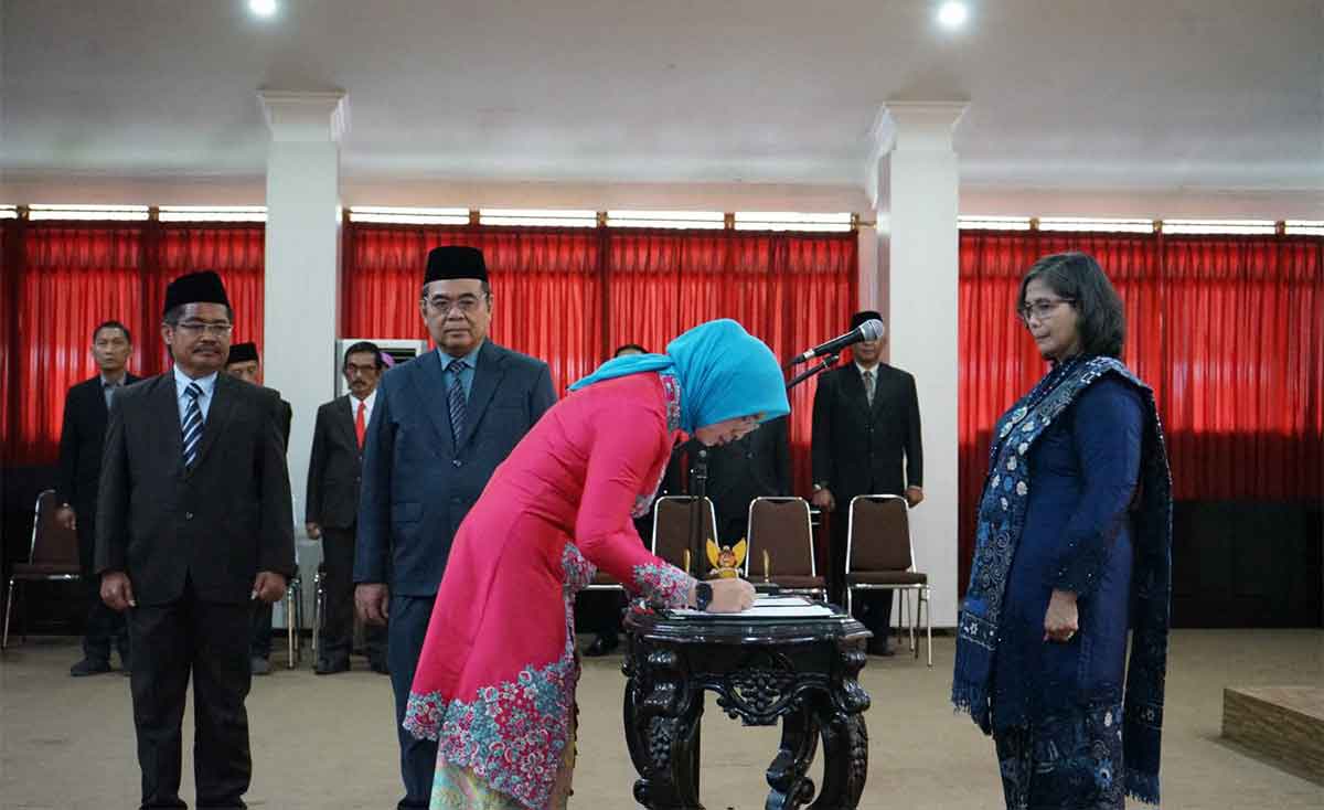 Pj Wali Kota Kediri, Zanariah, menyaksikan Indun Munawaroh, Kepala Bakesbangpol yang baru saat menandatangani berita acara pelantikan. Foto: Ist