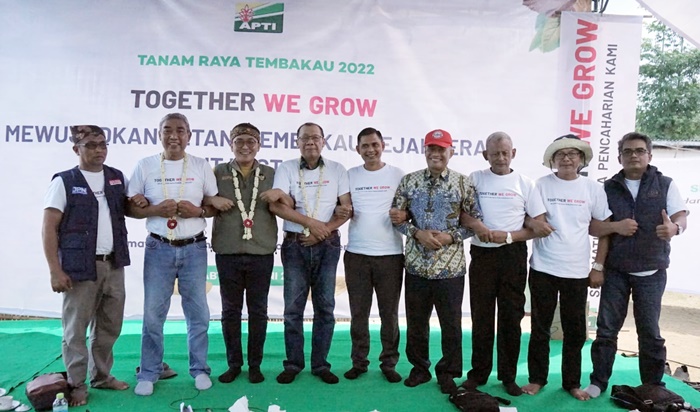 Bupati Pamekasan bersama ratusan petani tembakau menandatangani petisi Together We Grow: Selamatkan Mata Pencaharian Petani Tembakau.