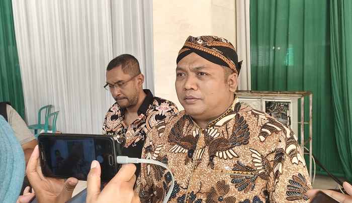 Ketua Umum Pimpinan Pusat Pagar Nusa Muchamad Nabil Haroen saat memberi keterangan kepada wartawan di Aula Muktamar Ponpes Lirboyo Kediri. Foto: MUJI HARJITA/ BANGSAONLINE.com