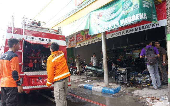 Petugas pemadam kebakaran sesaat setelah memadamkan genset yang terbakar. foto: rony suhartomo/ BANGSAONLINE