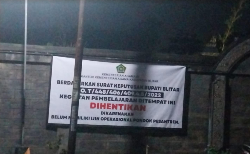 Baliho yang dipasang di padepokan Gus Samsudin, Kecamatan Kademangan, Blitar