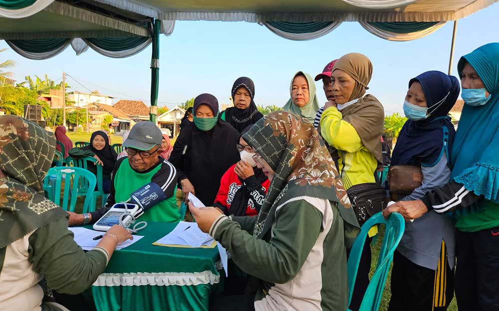Peserta mengikuti pemeriksakan kesehatan usai mengikuti senam Prolanis.
