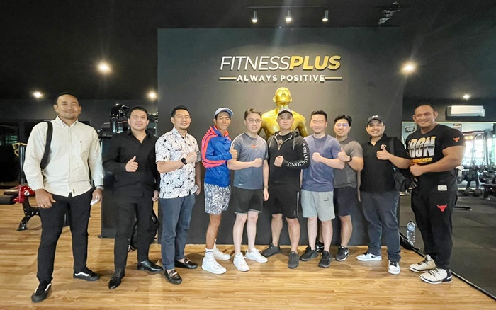 Beberapa anggota Fitness Plus berpose usai melakukan latihan atau nge-gym..