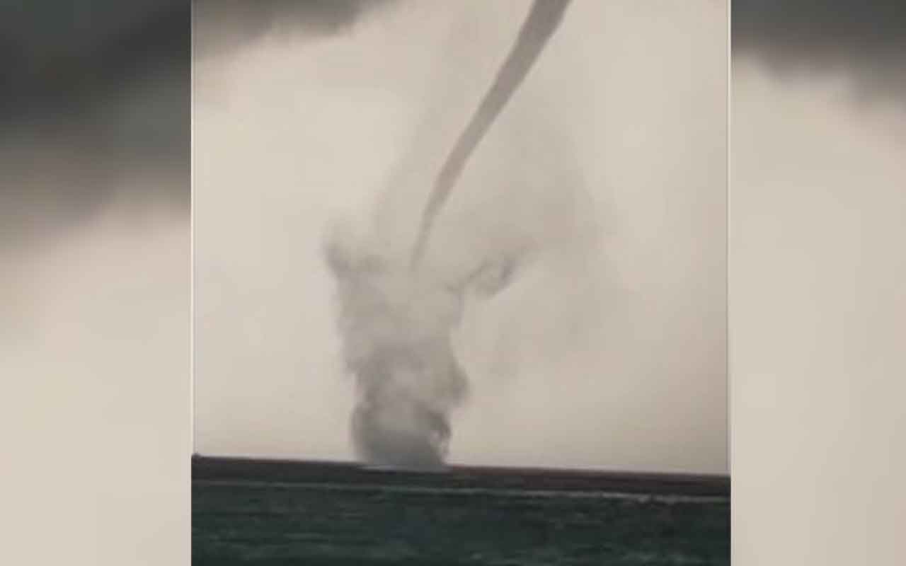 Angin puting beliung di Pantai Drajid , Wotgalih, Lumajang, yang berhasil terekam kamera ponsel. Foto: Istimewa.