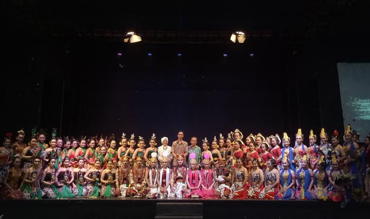 Para penyaji tari foto bersama usai acara.