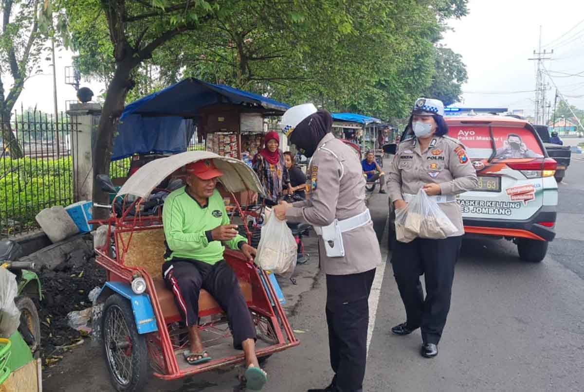Polwan Polres Jombang saat bagikan nasi bungkus ke tukang becak.