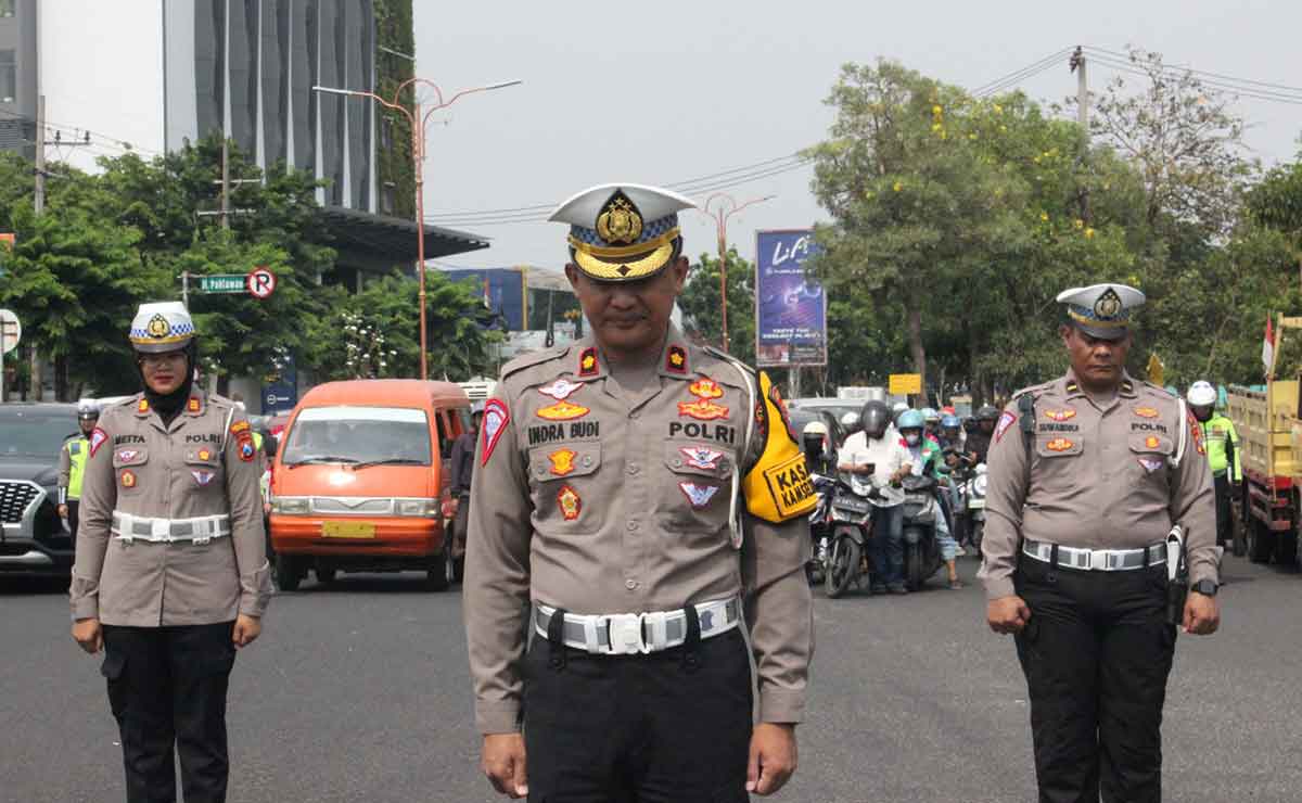 Personel Satlantas Polresta Sidoarjo saat mengheningkan cipta.