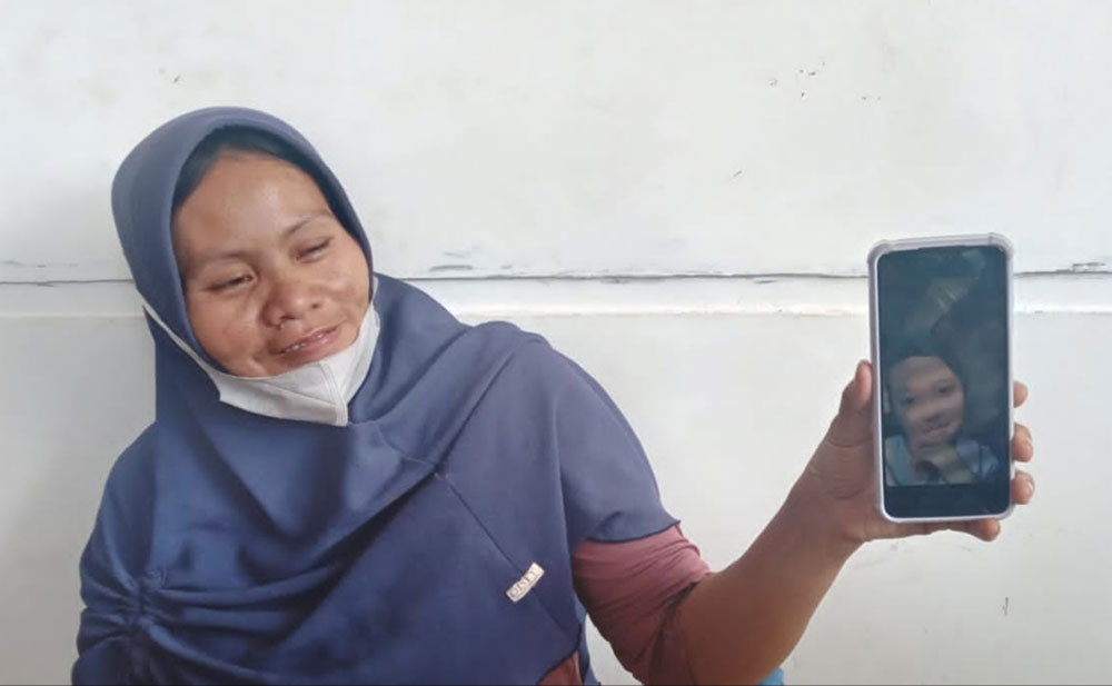 Marwatun menunjukkan foto Naura semasa hidupnya. foto: AAN AMRULLOH/ BANGSAONLINE