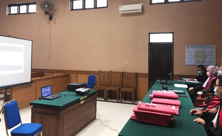 Jalannya sidang via teleconference di Pengadilan Negeri Bangkalan, Senin (6/4).