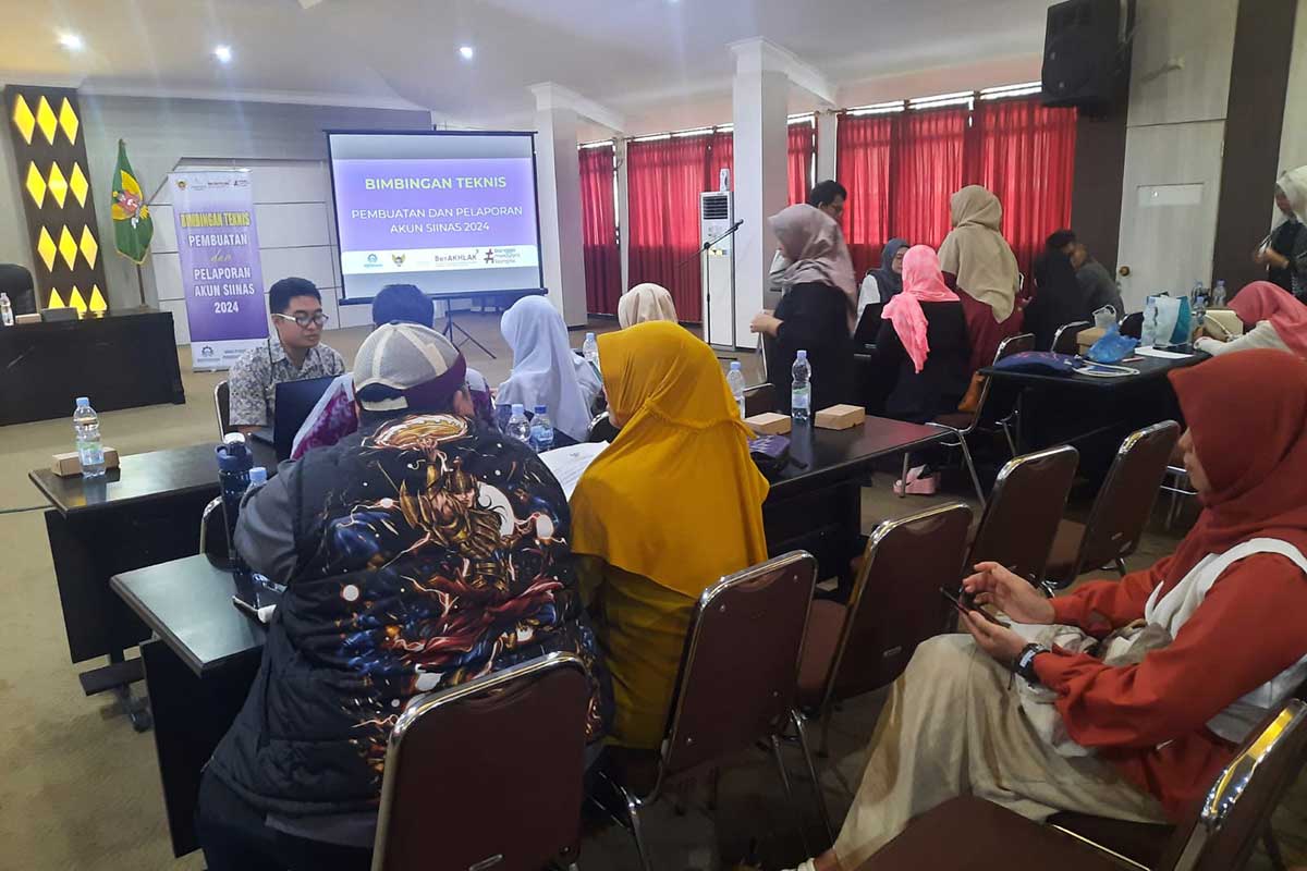 Para pelaku usaha saat mengikuti Bimbingan Teknis Sistem Informasi Industri Nasional (SIINAS) dengan mengundang narasumber dari Disperdagin Provinsi Jawa Timur, Kamis-Jumat (27-28/4/2024).