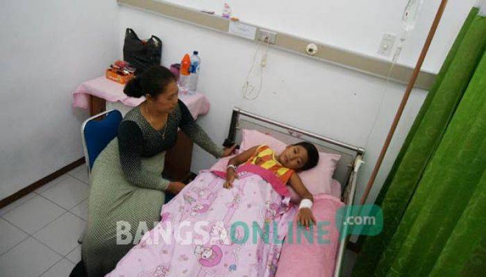 Salah satu pasien DBD saat dirawat di rumah sakit Mojowarno. foto: rony suhartomo/ BANGSAONLINE