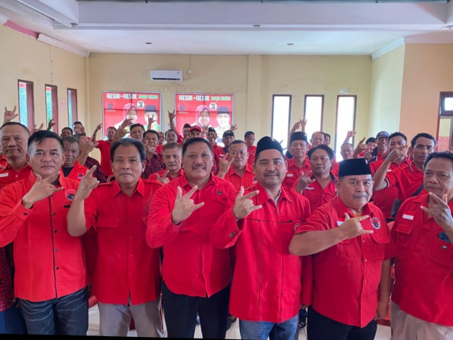 Sekretaris DPC PDIP Gresik Noto Utomo bersama jajaran pengurus saat kegiatan partai. foto: ist.