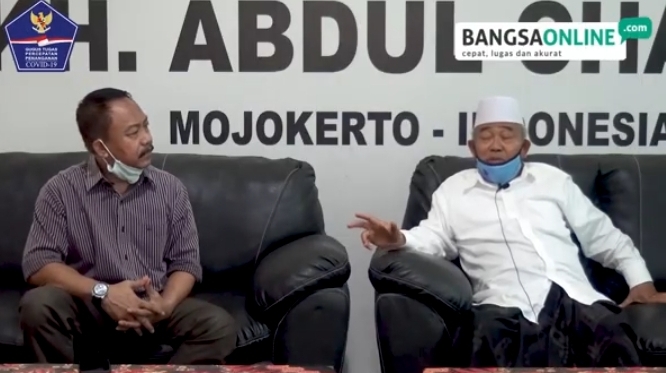 Prof. Dr. KH. Asep Saifuddin Chalim, M.A. (kanan) dalam Talkshow BANGSAONLINE TV yang dipandu M. Mas