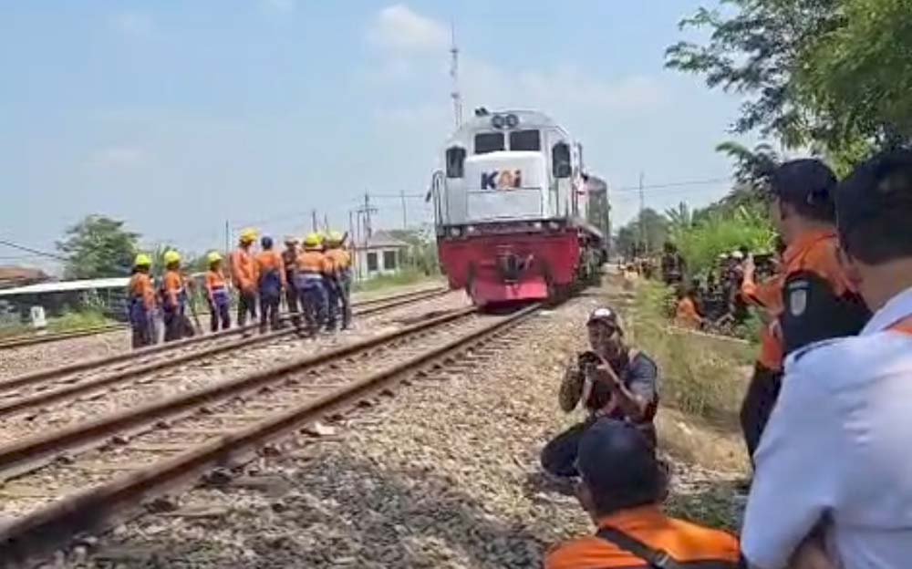 Kereta api sudah bisa melintas pasca prosesi perbaikan perlintasan.