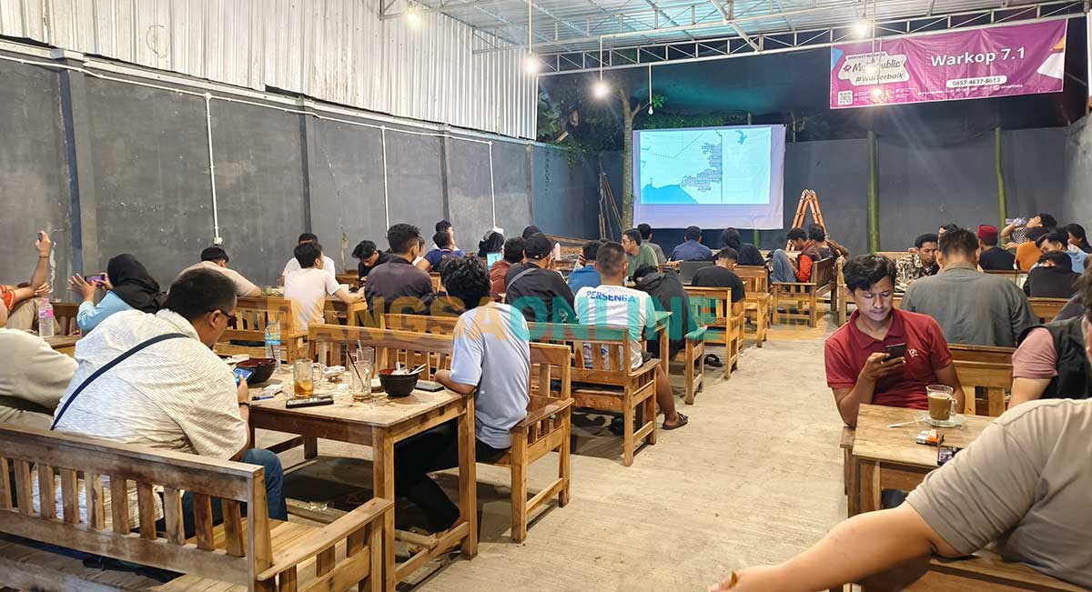 Suasana nonton bareng film Pesta Babi di Nganjuk. Foto: RAFLI FAJRI JULIANTO/BANGSAONLINE