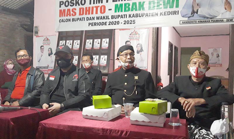 Dhito bersama Pengurus DPC PDIP Kabupaten Kediri dan Pengurus MLKI Kabupaten Kediri. foto: MUJI HARJITA/ BANGSAONLINE