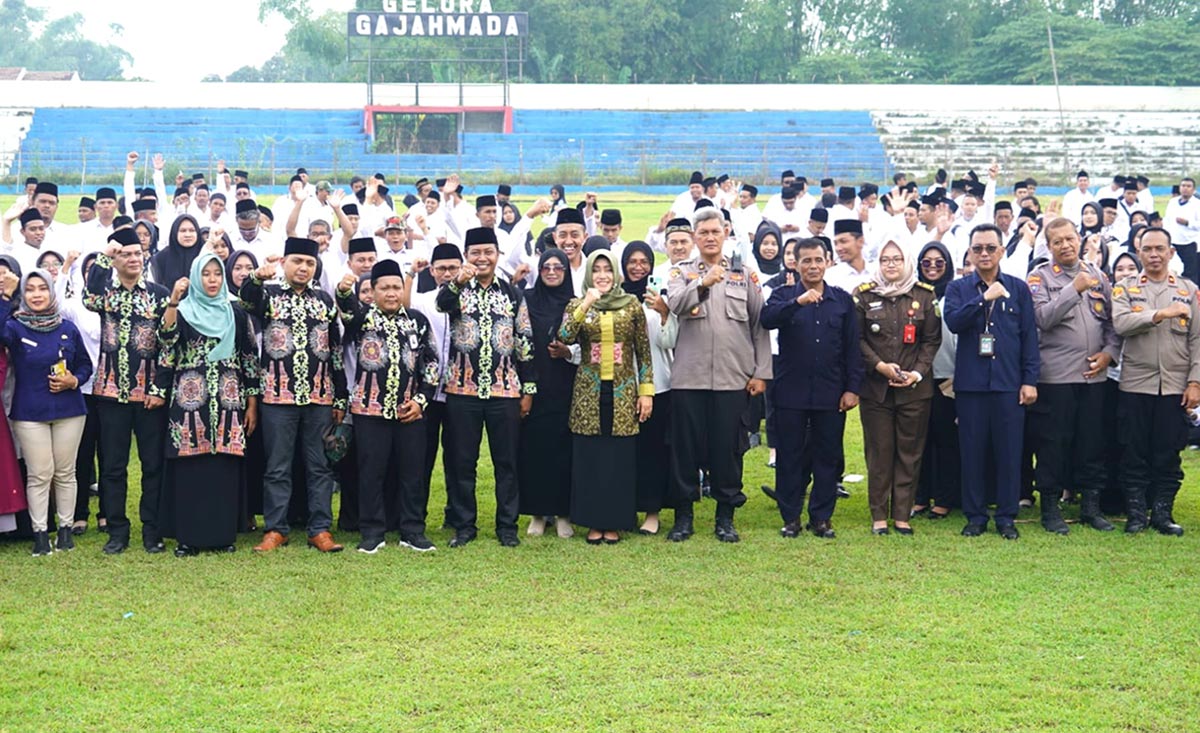 Bupati Ikfina berswafoto dengan petugas PPS yang baru dilantik. Foto: YUDI EP/ BANGSAONLINE