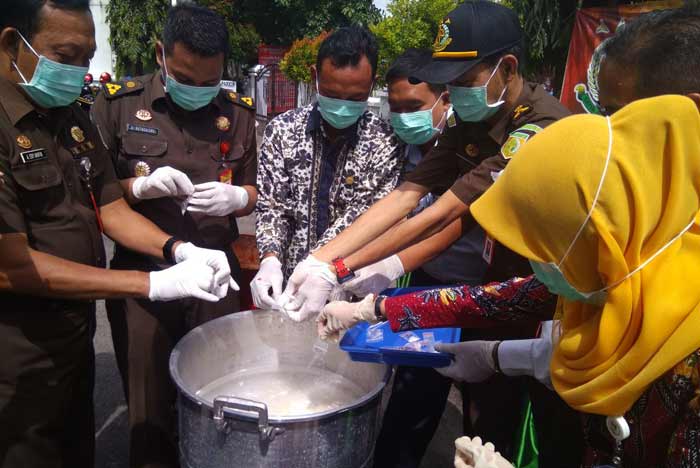 Kejaksaan Negeri Tuban Musnahkan Puluhan Ribu Liter Arak dan Karnopen