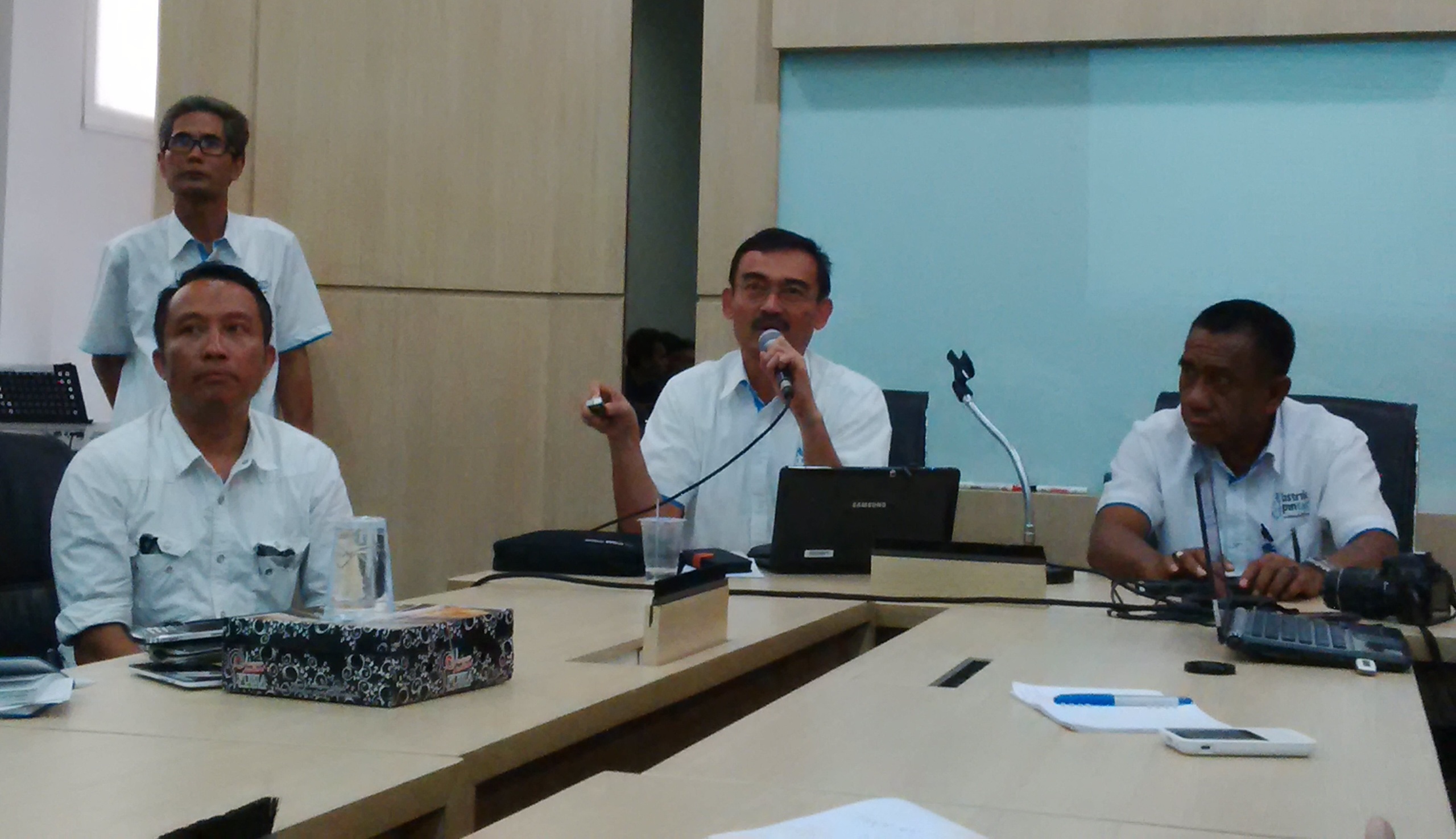 DISKUSI. Arkad Matulu (kanan) dan Suhatman saat acara Focus Group Discussion di Kantor PLN Jatim. foto : nisa/bangsaonline