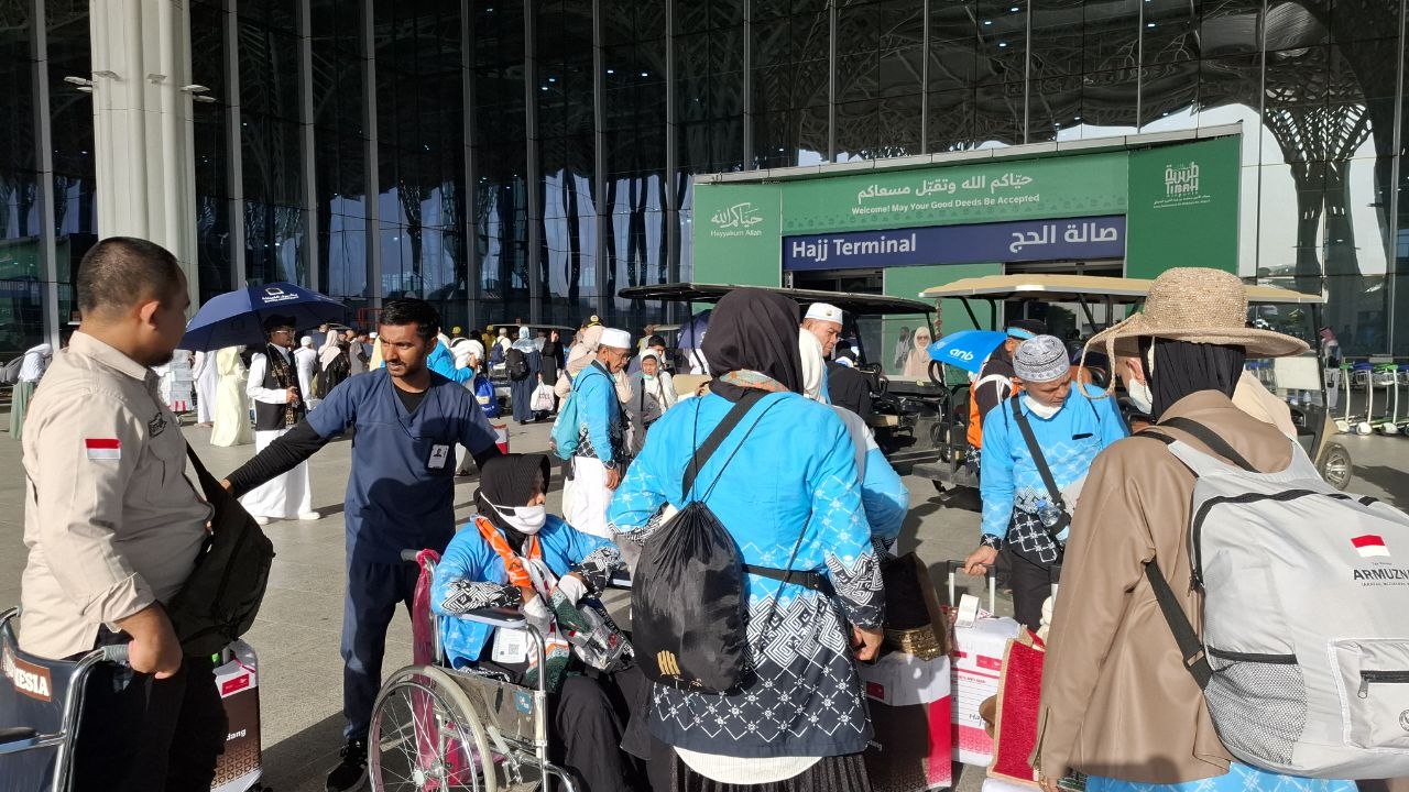 Jemaah haji gelombang II saat akan memasuki gate terminal hajj
