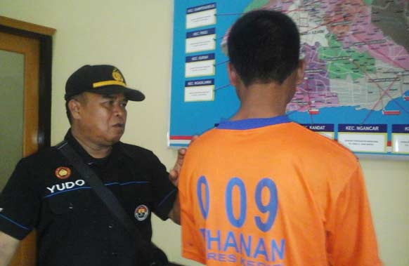 Pelaku saat diamankan di Mapolres Kediri. (foto: dendi martoni/BANGSAONLINE)