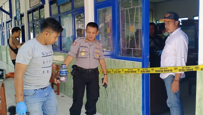 Kapolsek Torjun saat olah TKP di SDN Pengungsian.