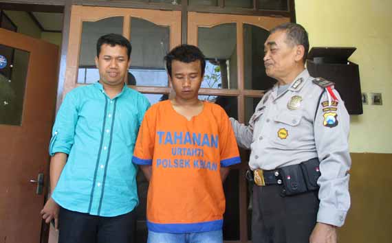 RESIDIVIS: Tersangka Andy Rishady (tengah) saat diamankan di Mapolsek Krian. foto: catur andy erlambang/BANGSAONLINE