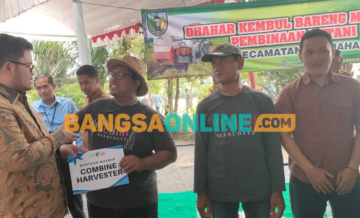 Bupati Kediri, Hanindhito Himawan Pramana, saat menyerahkan bantuan secara simbolis kepada kelompok tani. Foto: MUJI HARJITA/BANGSAONLINE