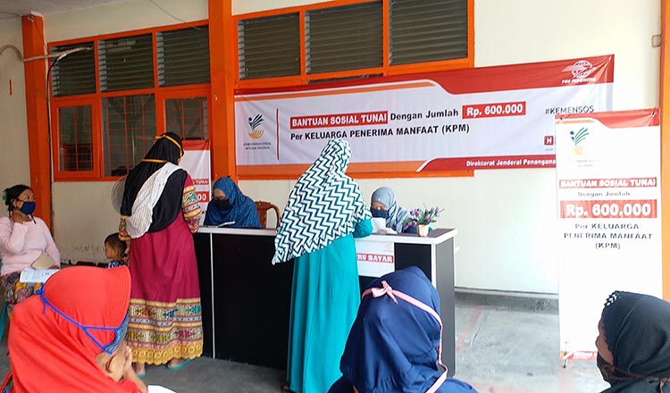 Suasana pengambilan Bantuan Sosial Tunai (BST) dari Kemensos di Kantor Pos Bangkalan.