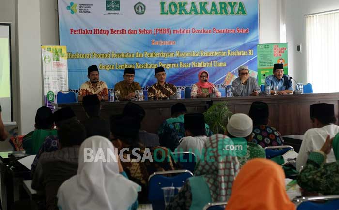 Wabup Mundjidah saat pembukaan lokakarya kesehatan LK PBNU di Ponpes Darul Ulum  Rejoso, Sabtu (19/11). foto: RONY S/ BANGSAONLINE