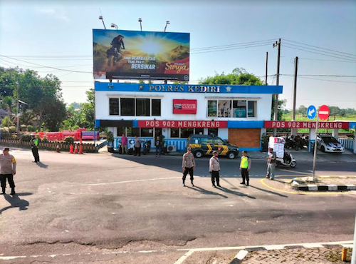Petugas Kepolisian saat melakukan pengamanan di simpang Mengkreng, Purwoasri