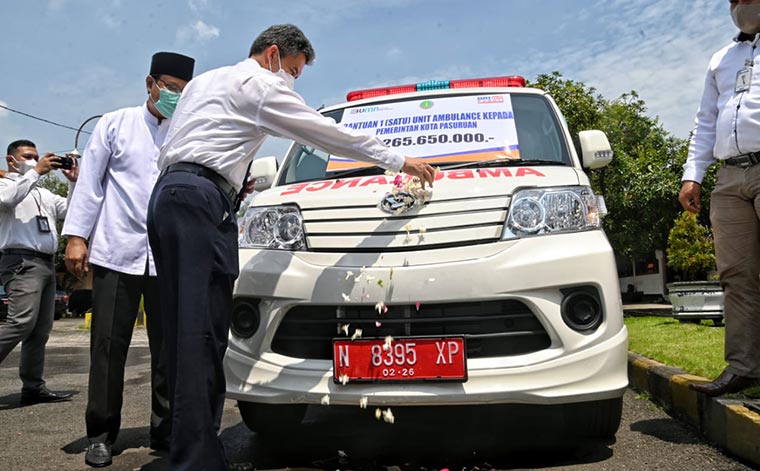 Pimpinan Cabang BRI Pasuruan Agus Jaya saat menyerahkan bantuan ambulans kepada Wali Kota Pasuruan Saifullah Yusuf (Gus Ipul).