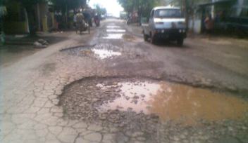 Salah satu ruas jalan di Kota Probolinggo yang dipenuhi lubang. (andi/BANGSAONLINE)