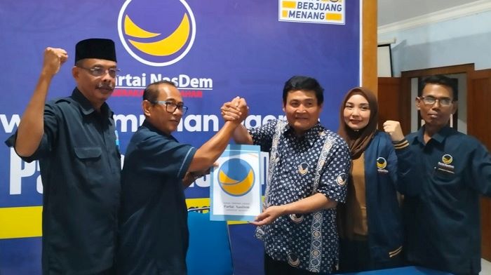 Catur Dadang Rahardjo (tiga dari kanan) saat mendaftar Bacabup Nganjuk di DPD Nasdem. Foto: Ist.
