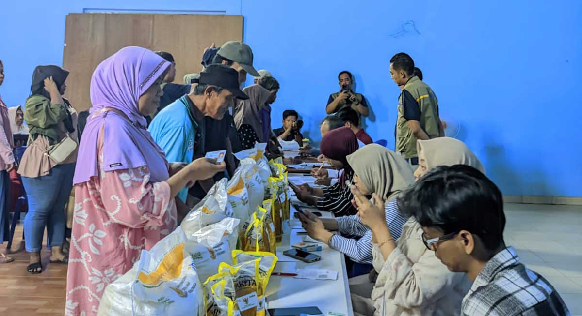 Penyerahan bantuan beras yang dilakukan Bulog Madiun.