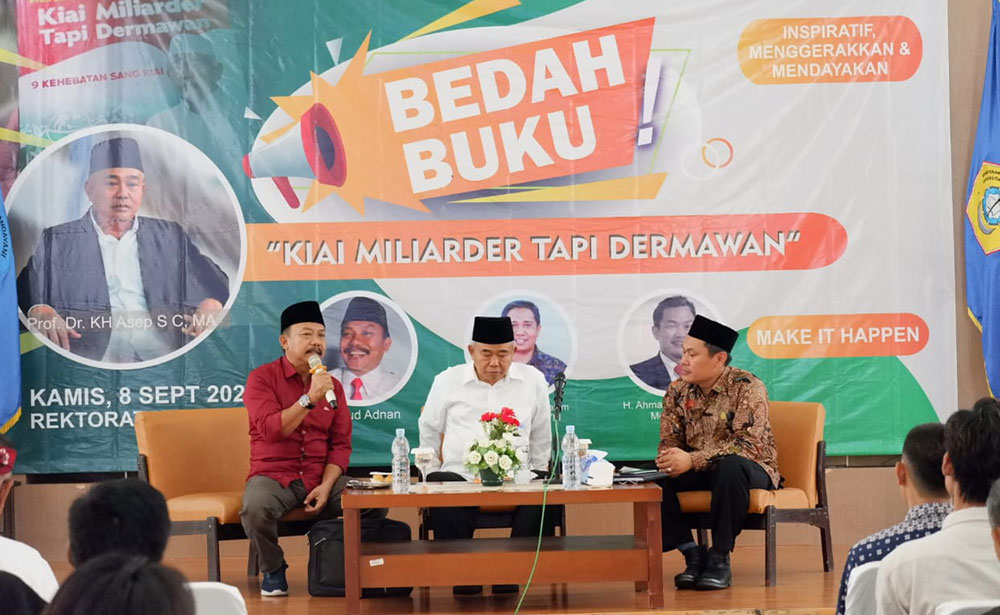 Dari kiri, Mas’ud Adnan (penulis buku), KH. Asep Saifuddin Chalim, dan moderator. Foto: SUBAIDAH/ BANGSAONLINE