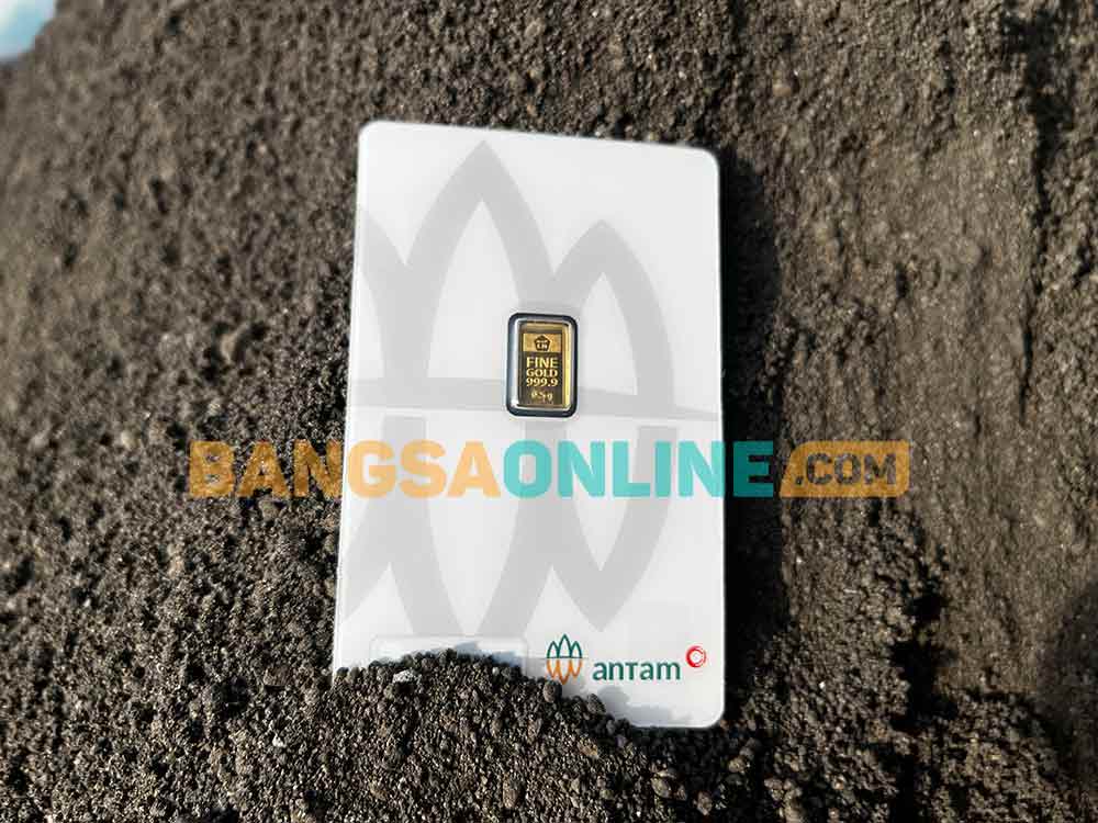 Harga emas antam hari ini mengalami penurunan. Foto: Sulthon/Bangsaonline.