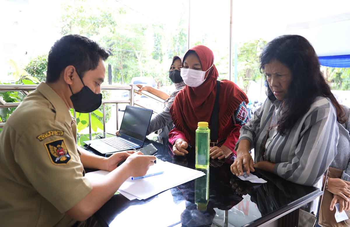 Petugas dari DPMPTSP Kota Kediri saat melayani warga yang ingin mngurus NIB. Foto: Ist
