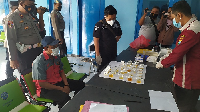 Sejumlah sopir beserta kru menyerahkan sampel urine untuk dites. foto: AAN AMRULLOH/ BANGSAONLINE