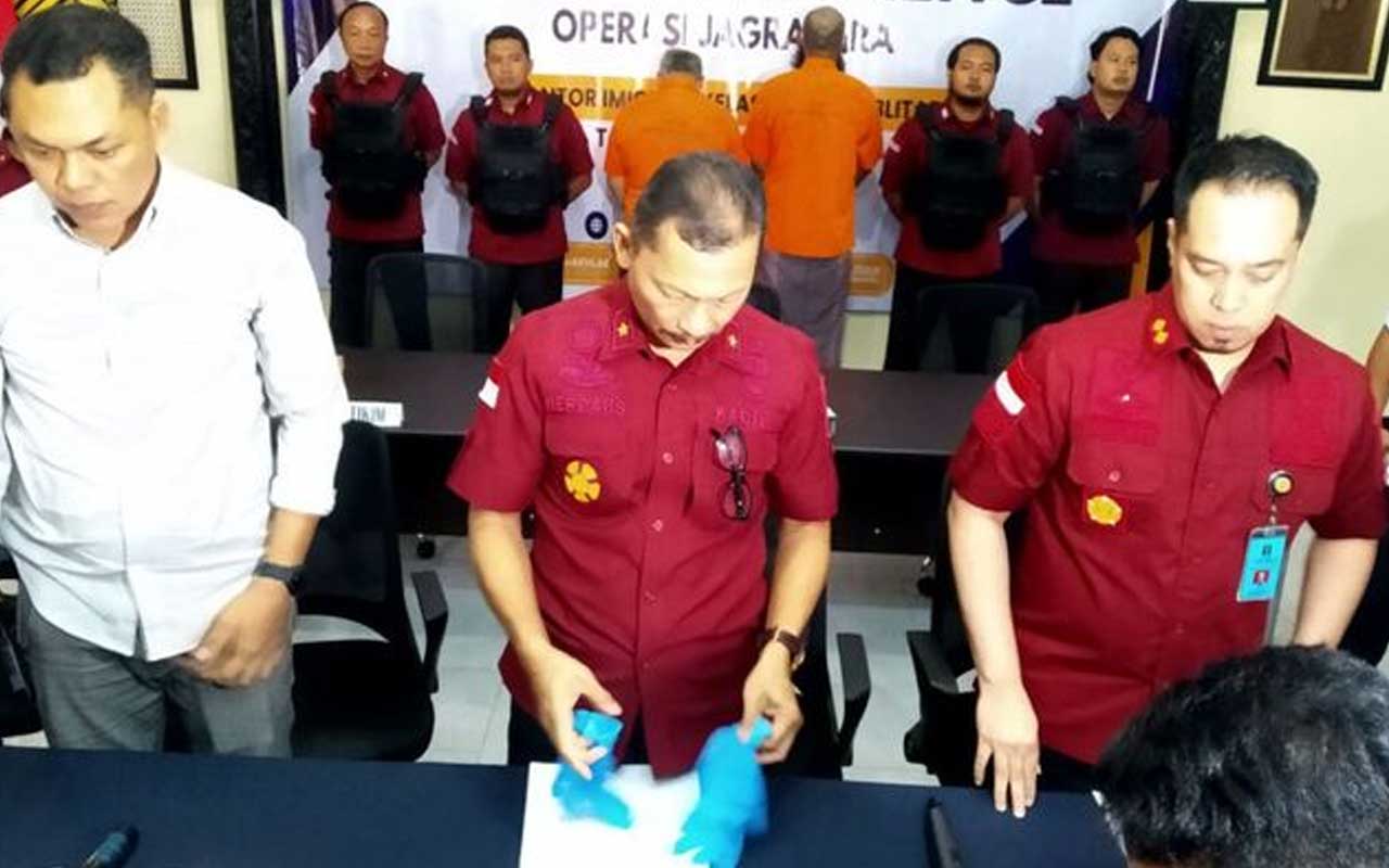 Dua WNA Pakistan saat dihadirkan dalam pers rilis di kantor Imigrasi Kelas II Non TPI Blitar, Selasa (7/5/2024). 