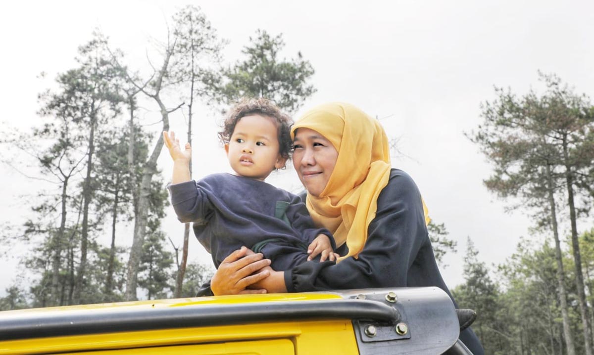 Gubernur Khofifah bersama sang cucu saat menikmati pemandangan Bukit Jengkoang di Kota Batu.