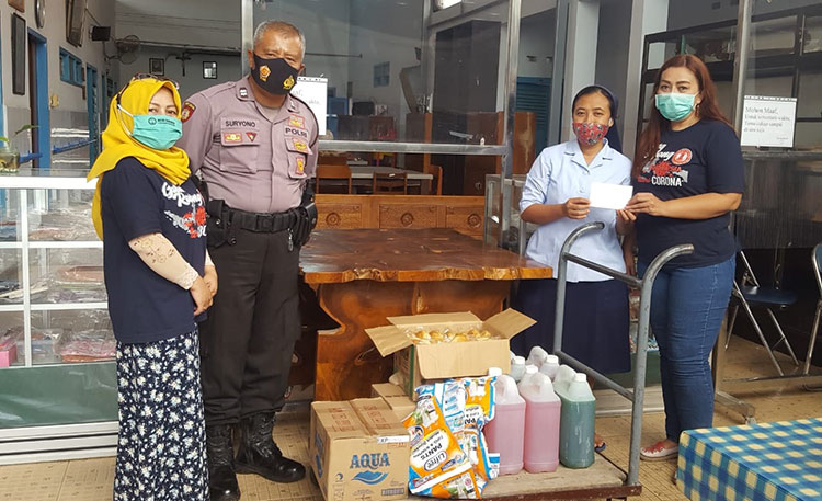 Sambangi Panti Wreda, Relawan Gotong Royong Kediri Serahkan Bantuan