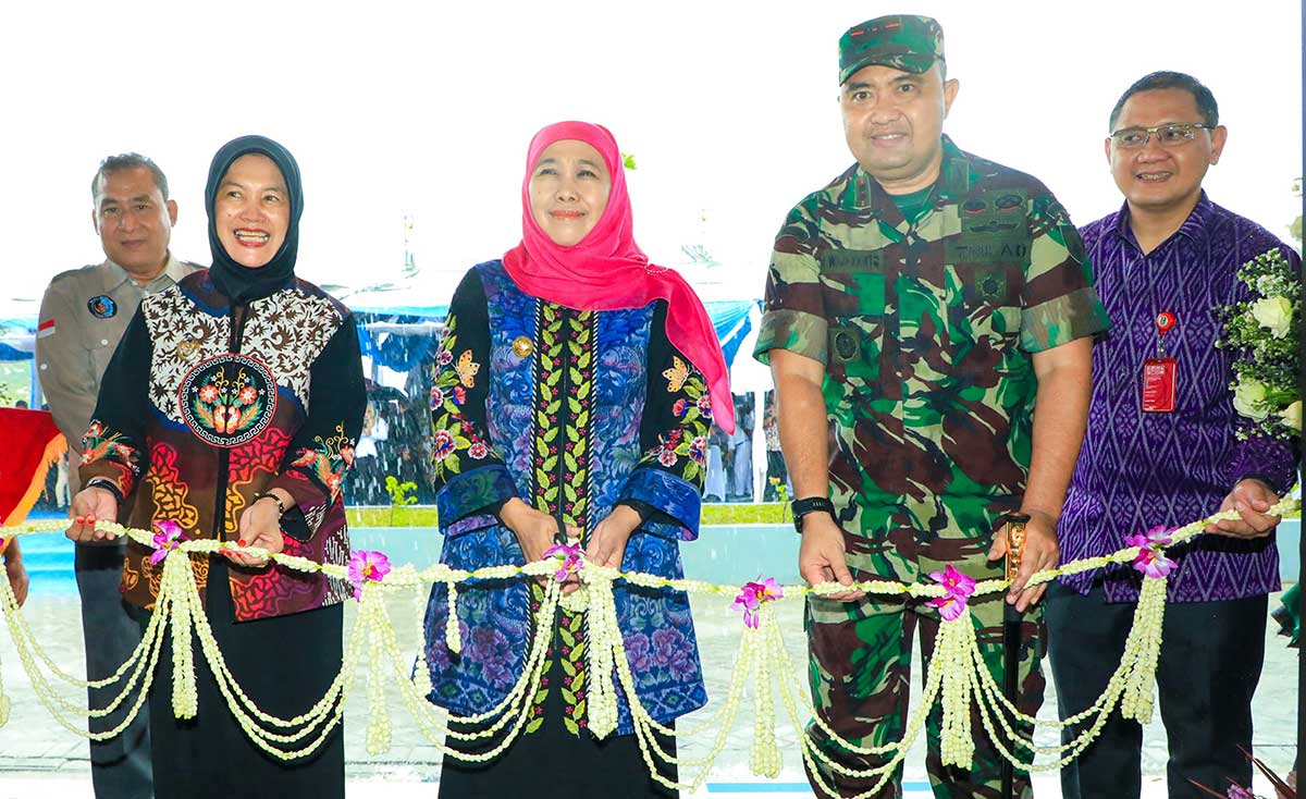 Gubernur Khofifah saat meresmikan hasil revitalisasi dan rehabilitasi sarana pendidikan di 52 sekolah jenjang SMA, SMK, dan SLB, baik negeri maupun swasta, di wilayah Cabang Dinas Pendidikan Bojonegoro dan Tuban.