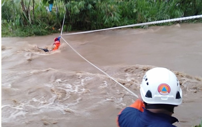 Cuaca Ekstrem, Dua Pemancing Selamat Usai Terjebak Arus Sungai Lekso Blitar