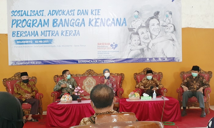 H Anas Thahir, Anggota DPR RI Komisi IX bersama perwakilan BKKBN RI dalam Sosialisasi Advokasi dan KIE Program Bangga Kencana Bersama Mitra Kerja di Pacet Mojokerto.