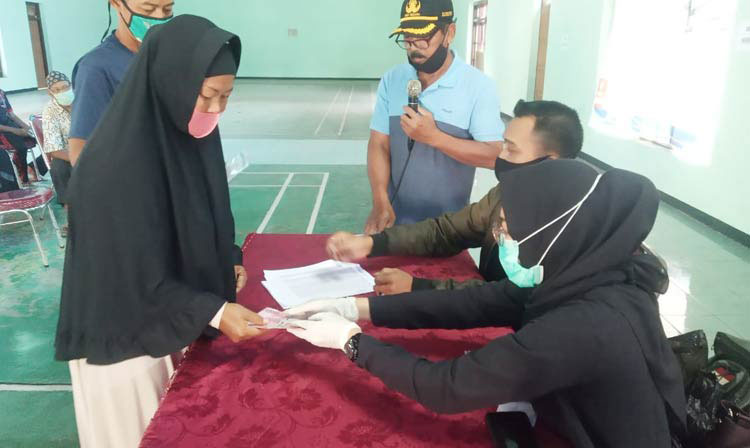 Penyaluran JPS Provinsi Jatim Tahap II di Kecamatan Kandat Kabupaten Kediri. (foto: kominfo).