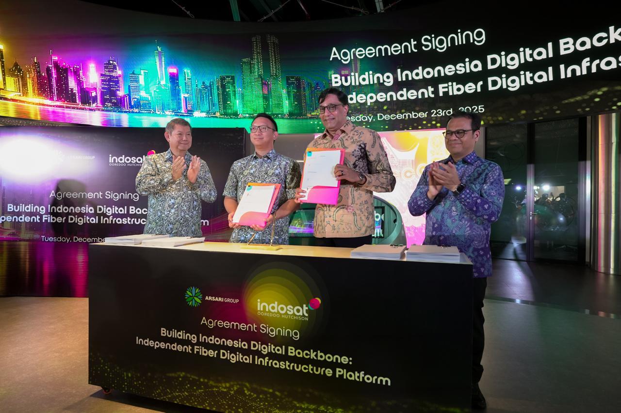 Vikram Sinha, President Director & CEO Indosat Ooredoo Hutchison menandatangani perjanjian investasi pembentukan perusahaan patungan (joint venture).