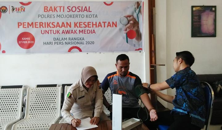 Ketua kegiatan HPN PWI 2020 Aminudin Ilham tengah mengikuti cek kesehatan di Mapolres Mojokerto Kota. foto: YUDI EP/ BANGSAONLINE