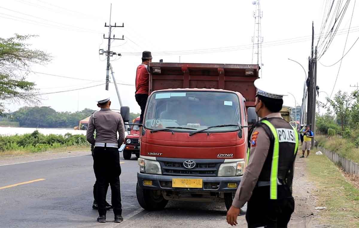 Petugas Satlantas Polres Gresik saat merazia truk pemuat tambang. Foto: Ist