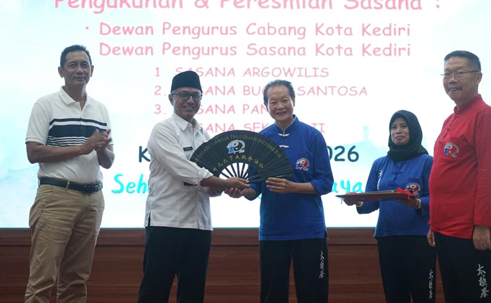 Wakil Wali Kota Kediri Qowim saat menerima cenderamata dari pengurus DPC ATTI Kota Kediri. Foto: Ist. 